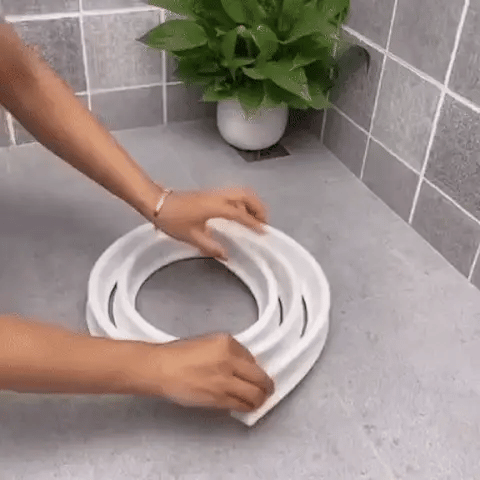 Flexible shower barrier against water leakage