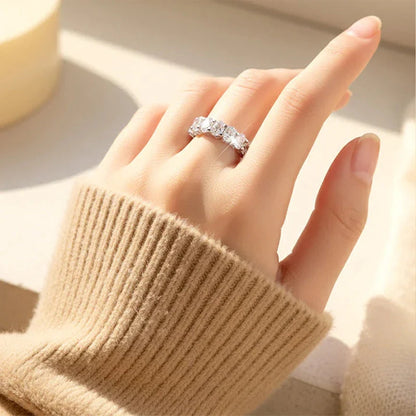 Glitzara™ — Transform Your Hand into a Stunning Eye-Catcher Full of Radiant Elegance
