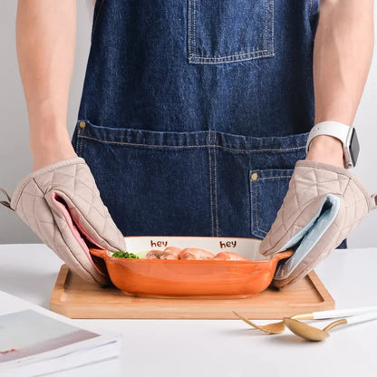 HeatGrip oven gloves with silicone grip