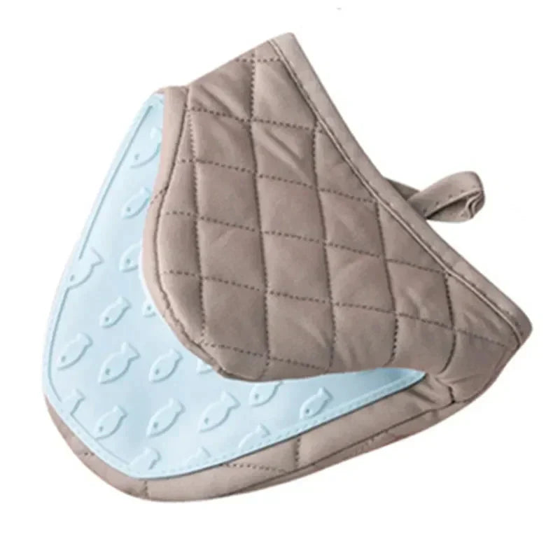 HeatGrip oven gloves with silicone grip