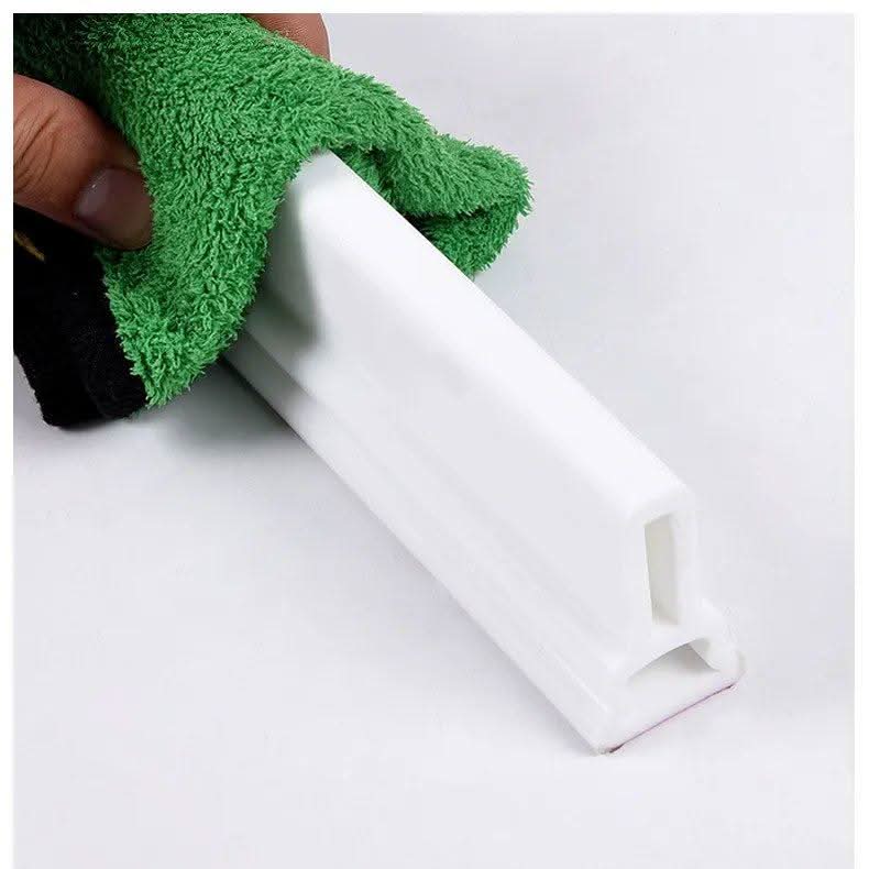 Flexible shower barrier against water leakage