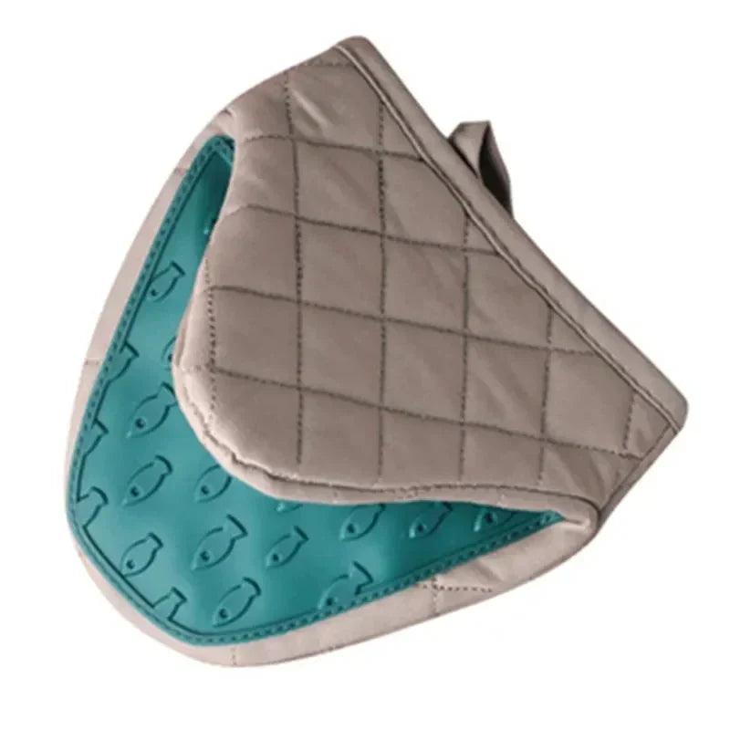 HeatGrip oven gloves with silicone grip