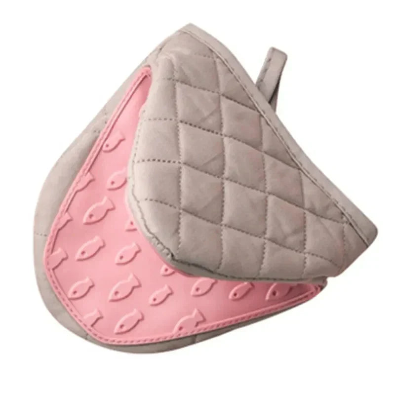 HeatGrip oven gloves with silicone grip