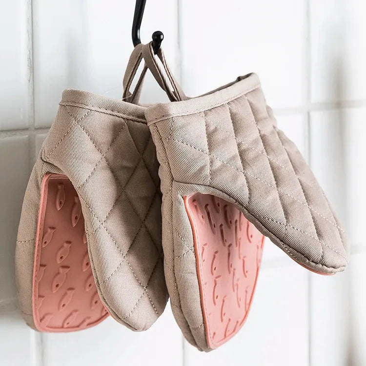HeatGrip oven gloves with silicone grip